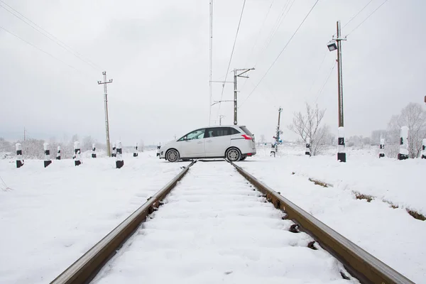 Mașină Traversează Singură Bandă Cale Ferată Care Traversează Vale Montană — Fotografie, imagine de stoc