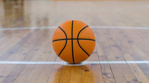 Basketbalový Míč Nad Podlahou Tělocvičně — Stock fotografie