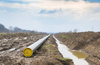 Doğal gaz boru hattı inşaatı. Endüstriyel gaz ve petrol borularının kurulumu ve kurulumu için bir çukur kazıldı. Yeraltı iş projesi