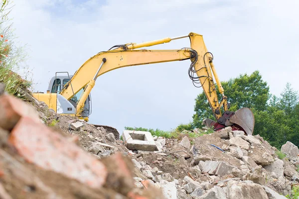 Excavadora Moderna Limpia Los Escombros Edificio Después Terremoto — Foto de Stock