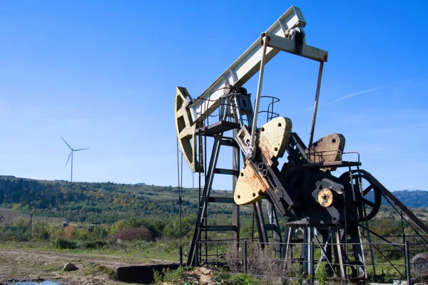 Oil Pump Background Mountains — Stock Photo, Image