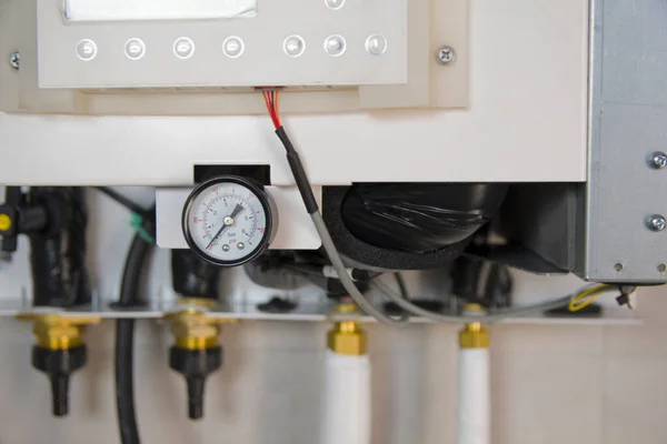 热泵中的压力表管和阀门 — 图库照片