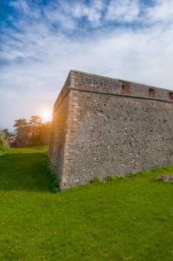 Antik Uzhgorod şatosunun önünde yeşil bir çimenlik olan Ortaçağ Gri Kale duvarı. Uzhgorod Kalesi, Zakarpattya Bölgesi, Batı Ukrayna