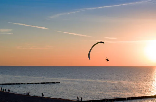 Concepto Parapente Piloto Parapente Volar Cielo Belleza Naturaleza Mar Costa —  Fotos de Stock
