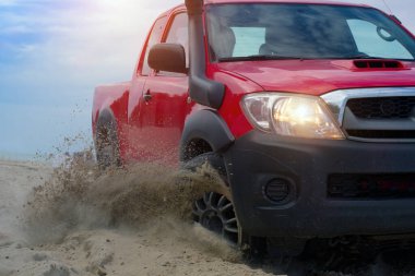 Çölde kum tepeleri ile araç Offroad dayak