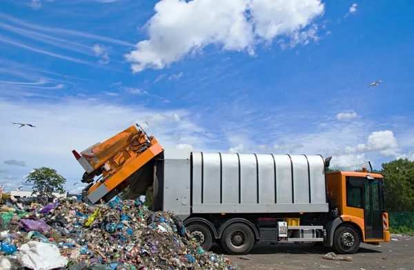 Aterro Polui Meio Ambiente Camião Lixo Aves Voam Sobre Aterro — Fotografia de Stock