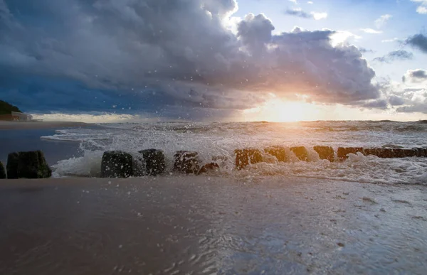 Breakwater Plaży Morza Bałtyckiego Pobliżu Rewal Zachód Słońca — Zdjęcie stockowe