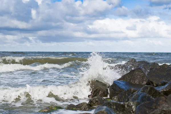 Vågen Träffade Klippan Stranden Havsvatten Stänk Upp Till Himlen Med — Stockfoto