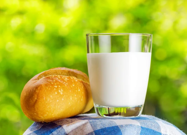 新鲜的牛奶和面包上自然背景 — 图库照片