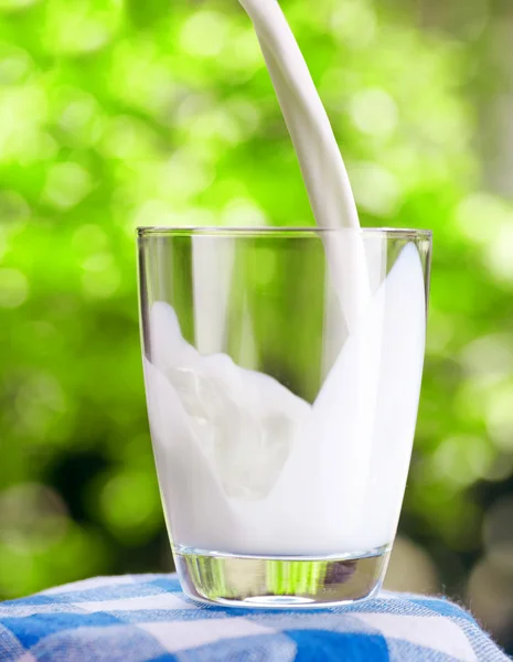 Glas mjölk på naturen bakgrund — Stockfoto