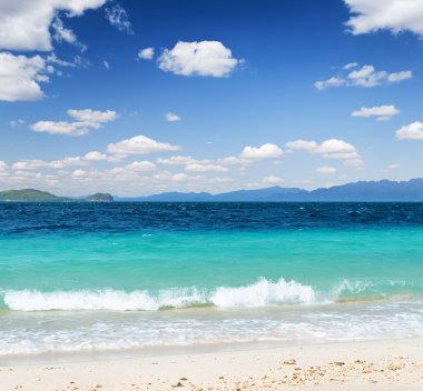 Beyaz kumsal ve mavi gökyüzü