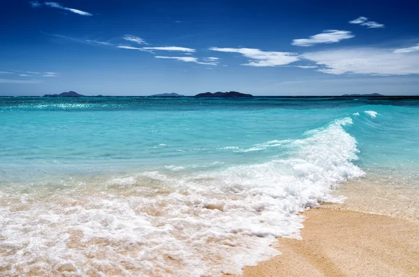 Playa de arena blanca y cielo azul —  Fotos de Stock