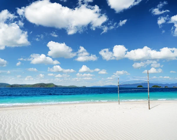Biały piasek plaża i błękitne niebo — Zdjęcie stockowe