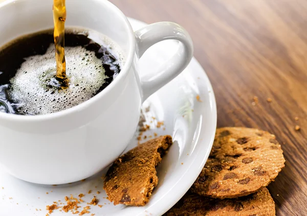 Kaffe och havregryn cookies på träbord — Stockfoto