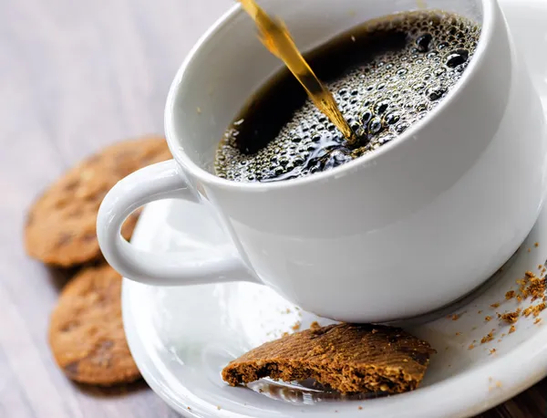 Káva a ovesné vločky cookies na dřevěný stůl — Stock fotografie