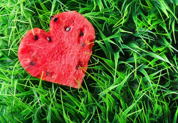 Corazón de sandía sobre hierba verde. Concepto Valentine —  Fotos de Stock