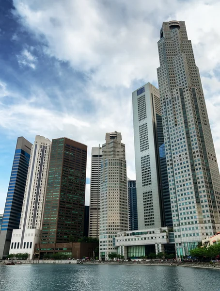 Wolkenkrabbers in financiële district van singapore — Stockfoto