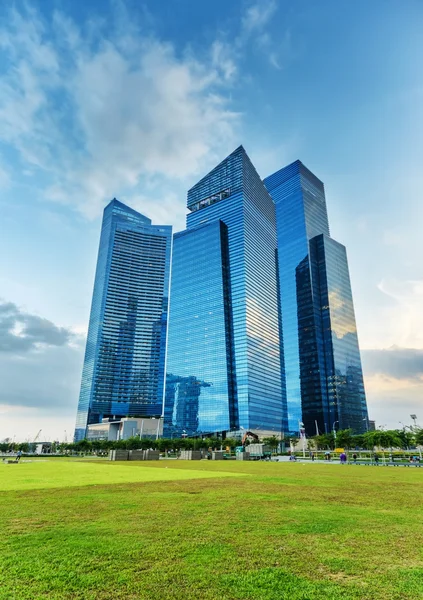 Wolkenkrabbers in financiële district van singapore — Stockfoto