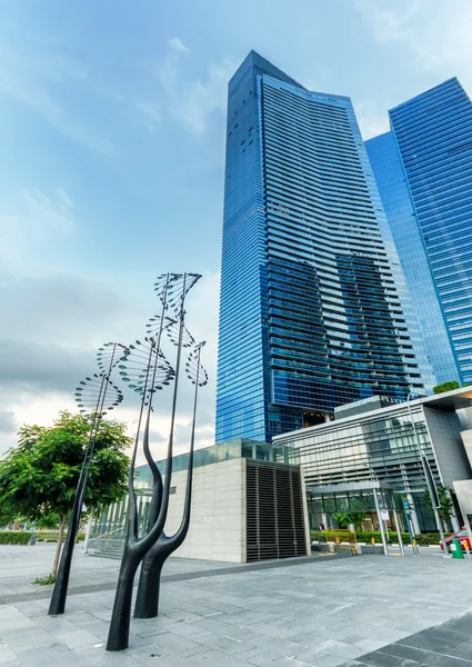 Wolkenkrabbers in financiële district van singapore — Stockfoto