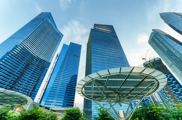 Wolkenkrabbers in financiële district van singapore — Stockfoto