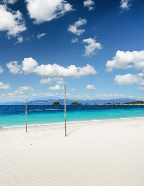 Beyaz kumsal ve mavi gökyüzü