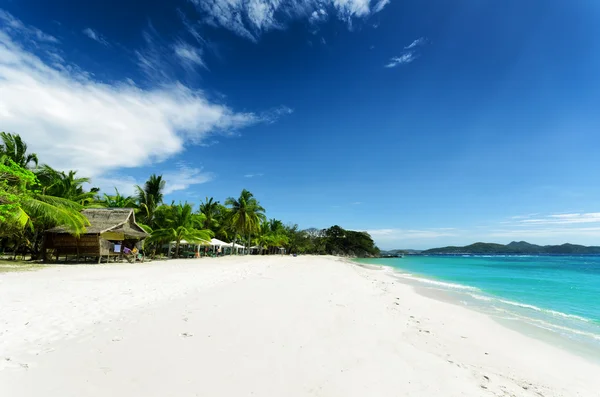 Vit sandstrand och blå himmel — Stockfoto