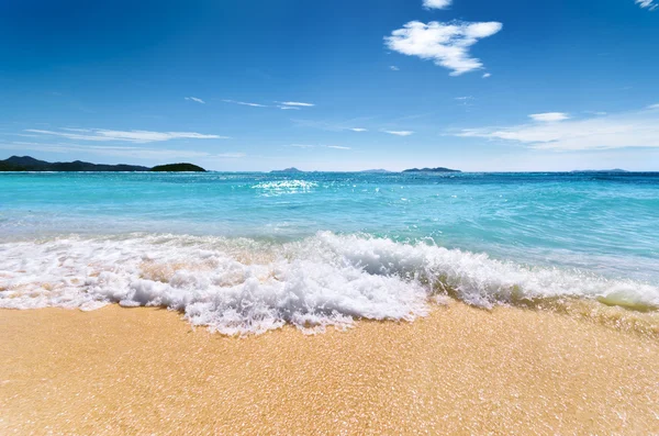 白い砂浜と青い空 — ストック写真