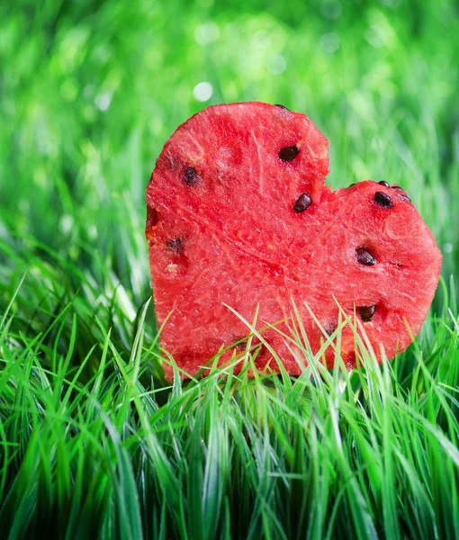 Corazón de sandía sobre hierba verde. Concepto Valentine —  Fotos de Stock