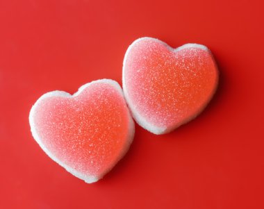 şeker kalpler kırmızı zemin üzerine