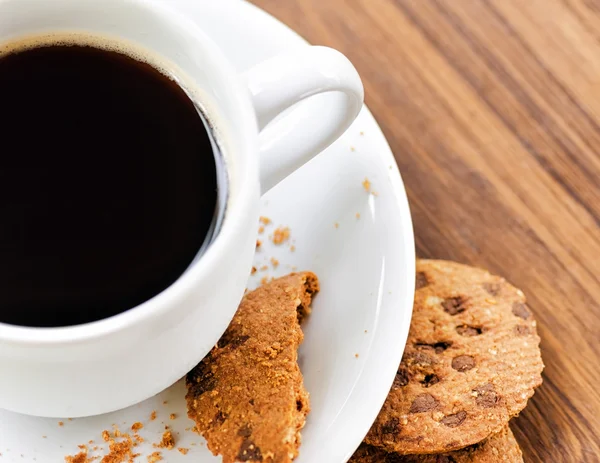 Koffie en havermout cookies op houten tafel — Stockfoto