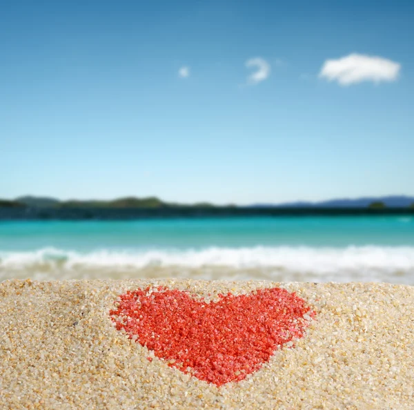 Kırmızı kalp işareti sarı kum
