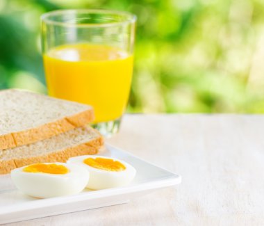 haşlanmış yumurta, tost ve portakal suyu.