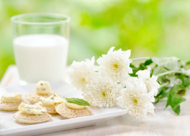 çeşitli kanepeler ve süt