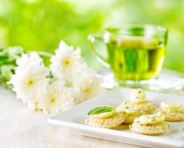 çeşitli kanepeler ve bitkisel çay.