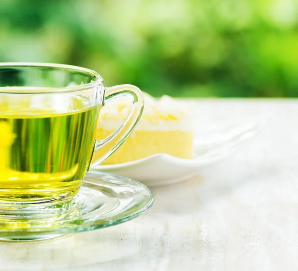Taza de té de hierbas y pastel fresco —  Fotos de Stock
