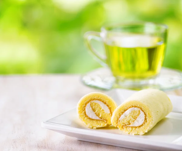 Taza de té de hierbas y pastel fresco — Foto de Stock