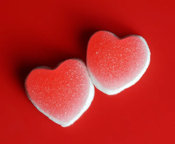 Cuori di zucchero su sfondo rosso — Foto Stock