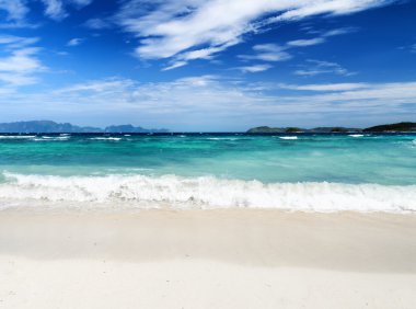 Beyaz kumsal ve mavi gökyüzü