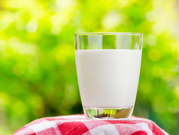 Doğada bir bardak süt.