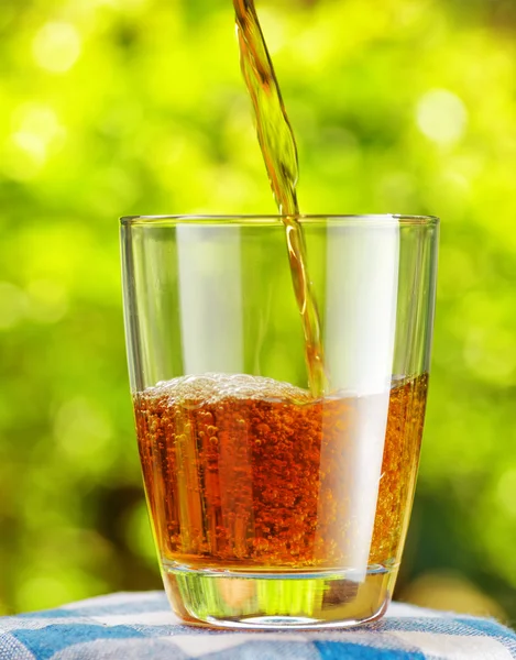 Glass of apple juice on nature background — Stock Photo, Image