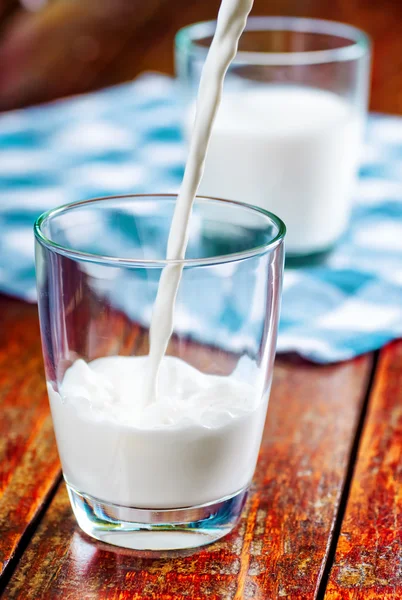 Glas Kuhmilch auf dem Tisch — Stockfoto