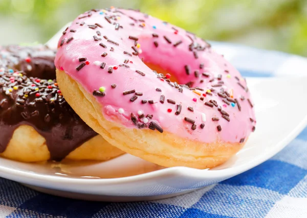 Verse donuts op aard achtergrond — Stockfoto