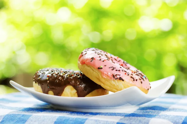 Frische Donuts auf Naturhintergrund — Stockfoto
