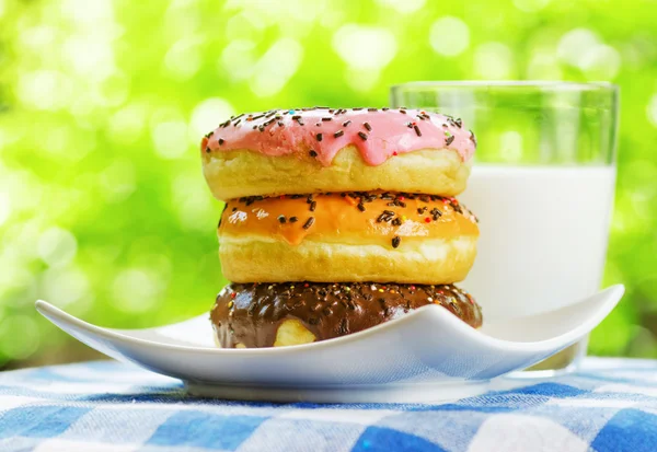 Donuts frescos en el fondo de la naturaleza —  Fotos de Stock