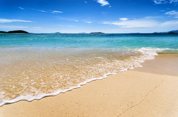 Biały piasek plaża i błękitne niebo — Zdjęcie stockowe