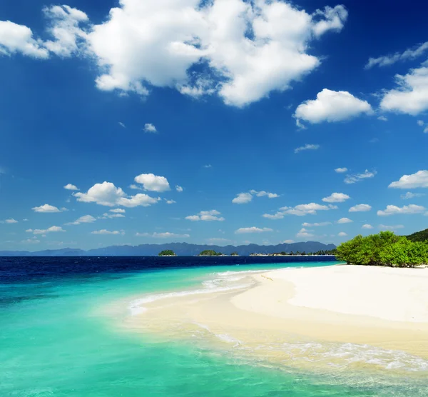 Vit sandstrand och blå himmel — Stockfoto