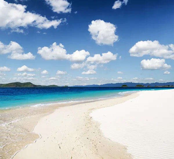 Praia de areia branca e céu azul — Fotografia de Stock