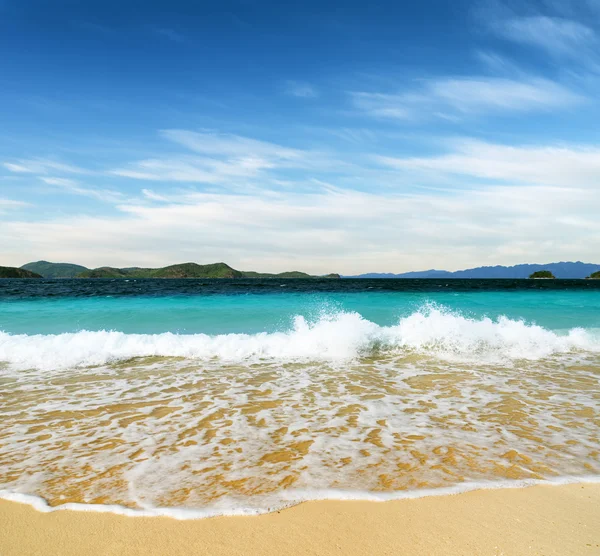 Praia de areia branca e céu azul — Fotografia de Stock