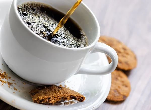 Káva a ovesné vločky cookies na dřevěný stůl — Stock fotografie