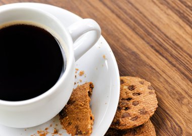 ahşap masa kahve ve yulaf ezmesi kurabiye